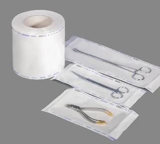 Como o material Tyvek melhora as propriedades de barreira microbiana das embalagens de esterilização?