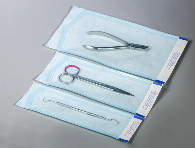 Como os sacos de esterilização autovedantes garantem a barreira estéril dos dispositivos médicos?